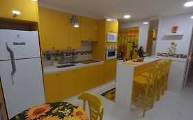 Quarto confortável pertinho da praia